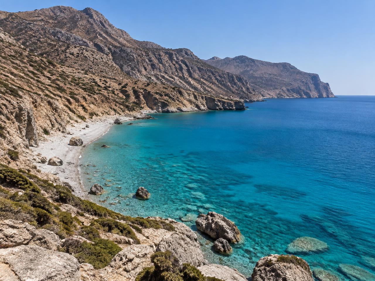 Türkise Bucht unter kargen Bergen an der Ostküste von Karpathos